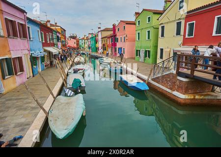 Venise, Italie - 15 octobre 2018 : monument de Venise, canal de l'île de Burano, maisons colorées et bateaux, Italie. Banque D'Images