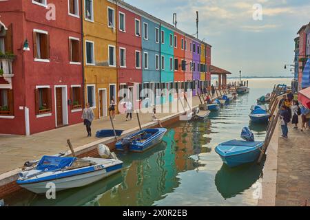 Venise, Italie - 15 octobre 2018 : monument de Venise, canal de l'île de Burano, maisons colorées et bateaux, Italie. Banque D'Images