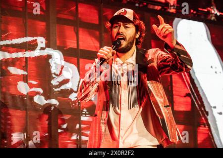 Milan Italie. 09th Apr 2024. Le groupe italien PINGUINI TATTICI NUCLEARI se produit en direct sur scène au Mediolanum Forum lors du 'Fake News Indoor Tour - Palasport 2024'. Banque D'Images