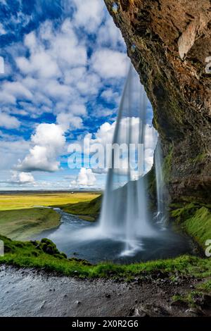 Islande, Seljalandsfoss, cascade dans les montagnes, journée d'été, longue exposition, sous la merveille naturelle Banque D'Images