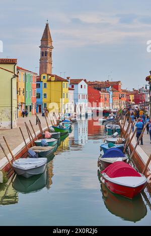 Venise, Italie - 15 octobre 2018 : monument de Venise, canal de l'île de Burano, maisons colorées et bateaux, Italie. Banque D'Images