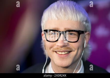 AMSTERDAM - Joost Klein lors d'un après-midi presse avant l'Eurovision en concert dans AFAS Live. Chaque année, un mois avant le concours Eurovision de la chanson, différents participants se réunissent au concours Eurovision de la chanson pour chanter leur participation. ANP SANDER KONING pays-bas Out - belgique Out Banque D'Images