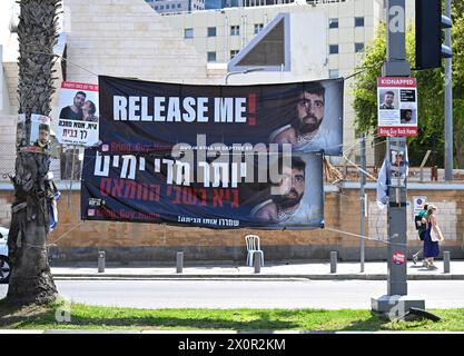 Tel Aviv, Israël. 13 avril 2024. Des banderoles portant la photo d’un otage israélien retenu prisonnier à Gaza par le Hamas sont accrochées dans une rue de tel Aviv, le samedi 13 avril 2024. Photo de Debbie Hill/ crédit : UPI/Alamy Live News Banque D'Images