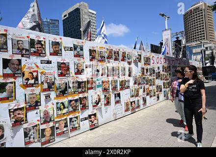 Tel Aviv, Israël. 13 avril 2024. Les gens passent devant des photos d'otages israéliens retenus captifs à Gaza par le Hamas, samedi 13 avril, sur la place des otages de tel Aviv. Photo de Debbie Hill/ crédit : UPI/Alamy Live News Banque D'Images