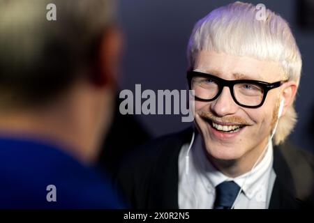 AMSTERDAM - Joost Klein lors d'un après-midi presse avant l'Eurovision en concert dans AFAS Live. Chaque année, un mois avant le concours Eurovision de la chanson, différents participants se réunissent au concours Eurovision de la chanson pour chanter leur participation. ANP SANDER KONING pays-bas Out - belgique Out Banque D'Images