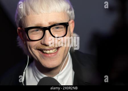 AMSTERDAM - Joost Klein lors d'un après-midi presse avant l'Eurovision en concert dans AFAS Live. Chaque année, un mois avant le concours Eurovision de la chanson, différents participants se réunissent au concours Eurovision de la chanson pour chanter leur participation. ANP SANDER KONING pays-bas Out - belgique Out Banque D'Images