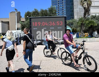 Tel Aviv, Israël. 13 avril 2024. Les gens ont passé la montre avec l'heure où des Israéliens ont été retenus en otage à Gaza par le Hamas sur la place des otages à tel Aviv, le samedi 13 avril 2024. Photo de Debbie Hill/ crédit : UPI/Alamy Live News Banque D'Images