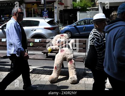 Tel Aviv, Israël. 13 avril 2024. Les gens passent devant un ours en peluche symbolisant les otages israéliens retenus captifs à Gaza par le Hamas, dans une rue de tel Aviv, le samedi 13 avril 2024. Photo de Debbie Hill/ crédit : UPI/Alamy Live News Banque D'Images