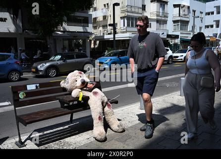 Tel Aviv, Israël. 13 avril 2024. Les gens passent devant un ours en peluche symbolisant les otages israéliens retenus captifs à Gaza par le Hamas, dans une rue de tel Aviv, le samedi 13 avril 2024. Photo de Debbie Hill/ crédit : UPI/Alamy Live News Banque D'Images