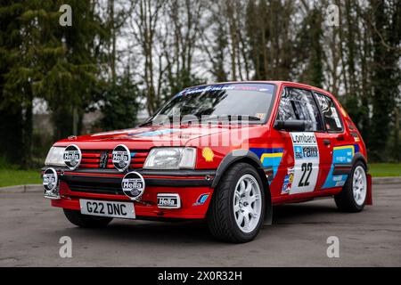 1990 Peugeot 205 GTI, exposée lors de l'Assemblée Motorsport qui s'est tenue au Bicester Heritage Centre le 31 mars 2024. Banque D'Images