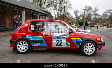 1990 Peugeot 205 GTI, exposée lors de l'Assemblée Motorsport qui s'est tenue au Bicester Heritage Centre le 31 mars 2024. Banque D'Images