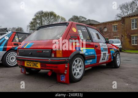 1990 Peugeot 205 GTI, exposée lors de l'Assemblée Motorsport qui s'est tenue au Bicester Heritage Centre le 31 mars 2024. Banque D'Images