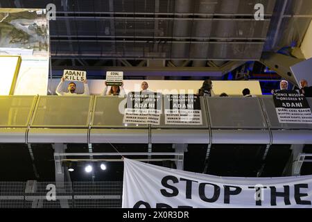 Londres, Royaume-Uni. 13 avril 2024. Les militants de la Fossil Free Science Museum Coalition déposent des banderoles le deuxième jour de leur occupation de la galerie Energy Revolution du Musée des Sciences, qui a été fermée au public, pour protester contre le parrainage de la galerie par le producteur de charbon et fabricant d'armes Adani. Les activistes de Youth action for Climate Justice et les scientifiques de XR, qui ont dormi une nuit dans la galerie, accusent Adani d'utiliser le parrainage du musée pour "greenwash" son image. Crédit : Ron Fassbender/Alamy Live News Banque D'Images