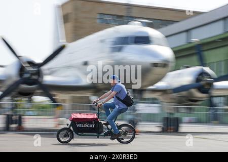 Berlin, Allemagne. 13 avril 2024. Les visiteurs du salon VELOBerlin Bike cargo de test à l'ancien aéroport de Tempelhof. Crédit : Joerg Carstensen/dpa/Alamy Live News Banque D'Images