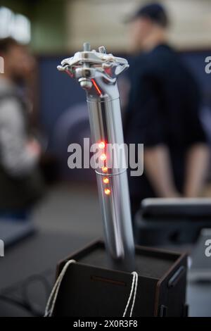 Berlin, Allemagne. 13 avril 2024. Une tige de selle avec éclairage intégré est exposée au salon VELOBerlin de vélo à l'ancien aéroport Tempelhof. Crédit : Joerg Carstensen/dpa/Alamy Live News Banque D'Images