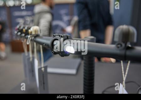 Berlin, Allemagne. 13 avril 2024. Un guidon avec éclairage intégré est exposé au salon VELOBerlin de vélo à l'ancien aéroport de Tempelhof. Crédit : Joerg Carstensen/dpa/Alamy Live News Banque D'Images