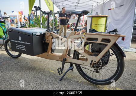 Berlin, Allemagne. 13 avril 2024. Un vélo cargo, en grande partie en bois, est exposé au salon VELOBerlin à l'ancien aéroport Tempelhof. Le festival du vélo Velo Berlin commence ce samedi sur le tablier couvert de l'ancien aéroport Tempelhof. Les visiteurs peuvent tester et acheter environ 1000 vélos de centaines de marques jusqu'au dimanche inclus. Il y aura aussi des courses de vélo, des parcours d’obstacles et un large éventail d’activités pour les familles et les enfants. Crédit : Joerg Carstensen/dpa/Alamy Live News Banque D'Images