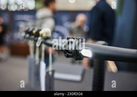 Berlin, Allemagne. 13 avril 2024. Un guidon avec éclairage intégré est exposé au salon VELOBerlin de vélo à l'ancien aéroport de Tempelhof. Crédit : Joerg Carstensen/dpa/Alamy Live News Banque D'Images