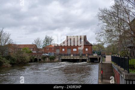 Norwich, Norfolk, Royaume-Uni – 07 avril 2024. Ancien et désaffecté moulin à eau New Mills sur la rivière Wensum Banque D'Images