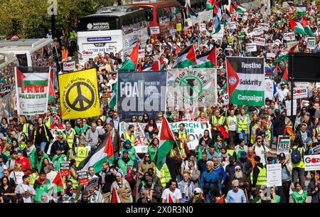 Londres, Royaume-Uni 13 avril 2024Marche nationale pour la Palestine-cessez-le-feu maintenant. Des milliers de personnes de toute l'Angleterre défilent dans le centre de Londres pour demander un cessez-le-feu immédiat. Jusqu’à présent, plus de 33 000 Palestiniens ont été tués dans le conflit suite à l’attaque du 7 novembre. Ils demandent que le gouvernement britannique cesse de fournir des armes à Israël. Crédit : Karl Black/Alamy Live News Banque D'Images