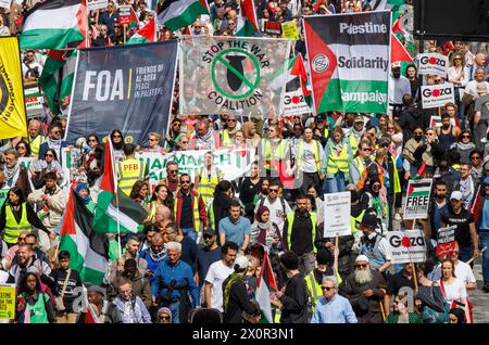 Londres, Royaume-Uni 13 avril 2024Marche nationale pour la Palestine-cessez-le-feu maintenant. Des milliers de personnes de toute l'Angleterre défilent dans le centre de Londres pour demander un cessez-le-feu immédiat. Jusqu’à présent, plus de 33 000 Palestiniens ont été tués dans le conflit suite à l’attaque du 7 novembre. Ils demandent que le gouvernement britannique cesse de fournir des armes à Israël. Crédit : Karl Black/Alamy Live News Banque D'Images