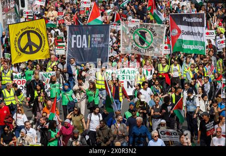 Londres, Royaume-Uni 13 avril 2024Marche nationale pour la Palestine-cessez-le-feu maintenant. Des milliers de personnes de toute l'Angleterre défilent dans le centre de Londres pour demander un cessez-le-feu immédiat. Jusqu’à présent, plus de 33 000 Palestiniens ont été tués dans le conflit suite à l’attaque du 7 novembre. Ils demandent que le gouvernement britannique cesse de fournir des armes à Israël. Crédit : Karl Black/Alamy Live News Banque D'Images