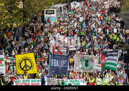 Londres, Royaume-Uni 13 avril 2024Marche nationale pour la Palestine-cessez-le-feu maintenant. Des milliers de personnes de toute l'Angleterre défilent dans le centre de Londres pour demander un cessez-le-feu immédiat. Jusqu’à présent, plus de 33 000 Palestiniens ont été tués dans le conflit suite à l’attaque du 7 novembre. Ils demandent que le gouvernement britannique cesse de fournir des armes à Israël. Crédit : Karl Black/Alamy Live News Banque D'Images