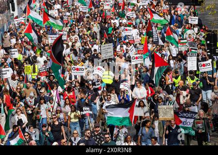 Londres, Royaume-Uni 13 avril 2024Marche nationale pour la Palestine-cessez-le-feu maintenant. Des milliers de personnes de toute l'Angleterre défilent dans le centre de Londres pour demander un cessez-le-feu immédiat. Jusqu’à présent, plus de 33 000 Palestiniens ont été tués dans le conflit suite à l’attaque du 7 novembre. Ils demandent que le gouvernement britannique cesse de fournir des armes à Israël. Crédit : Karl Black/Alamy Live News Banque D'Images