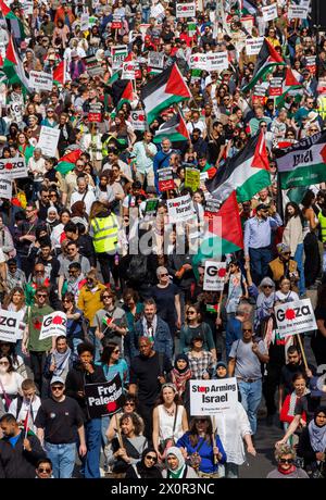 Londres, Royaume-Uni 13 avril 2024Marche nationale pour la Palestine-cessez-le-feu maintenant. Des milliers de personnes de toute l'Angleterre défilent dans le centre de Londres pour demander un cessez-le-feu immédiat. Jusqu’à présent, plus de 33 000 Palestiniens ont été tués dans le conflit suite à l’attaque du 7 novembre. Ils demandent que le gouvernement britannique cesse de fournir des armes à Israël. Crédit : Karl Black/Alamy Live News Banque D'Images