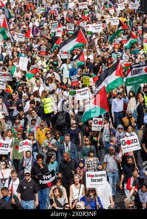 Londres, Royaume-Uni 13 avril 2024Marche nationale pour la Palestine-cessez-le-feu maintenant. Des milliers de personnes de toute l'Angleterre défilent dans le centre de Londres pour demander un cessez-le-feu immédiat. Jusqu’à présent, plus de 33 000 Palestiniens ont été tués dans le conflit suite à l’attaque du 7 novembre. Ils demandent que le gouvernement britannique cesse de fournir des armes à Israël. Crédit : Karl Black/Alamy Live News Banque D'Images