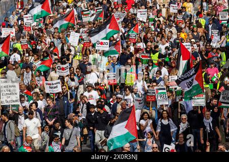 Londres, Royaume-Uni 13 avril 2024Marche nationale pour la Palestine-cessez-le-feu maintenant. Des milliers de personnes de toute l'Angleterre défilent dans le centre de Londres pour demander un cessez-le-feu immédiat. Jusqu’à présent, plus de 33 000 Palestiniens ont été tués dans le conflit suite à l’attaque du 7 novembre. Ils demandent que le gouvernement britannique cesse de fournir des armes à Israël. Crédit : Karl Black/Alamy Live News Banque D'Images