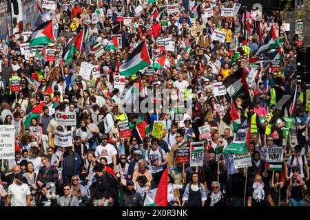 Londres, Royaume-Uni 13 avril 2024Marche nationale pour la Palestine-cessez-le-feu maintenant. Des milliers de personnes de toute l'Angleterre défilent dans le centre de Londres pour demander un cessez-le-feu immédiat. Jusqu’à présent, plus de 33 000 Palestiniens ont été tués dans le conflit suite à l’attaque du 7 novembre. Ils demandent que le gouvernement britannique cesse de fournir des armes à Israël. Crédit : Karl Black/Alamy Live News Banque D'Images