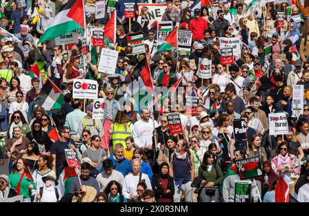 Londres, Royaume-Uni 13 avril 2024Marche nationale pour la Palestine-cessez-le-feu maintenant. Des milliers de personnes de toute l'Angleterre défilent dans le centre de Londres pour demander un cessez-le-feu immédiat. Jusqu’à présent, plus de 33 000 Palestiniens ont été tués dans le conflit suite à l’attaque du 7 novembre. Ils demandent que le gouvernement britannique cesse de fournir des armes à Israël. Crédit : Karl Black/Alamy Live News Banque D'Images