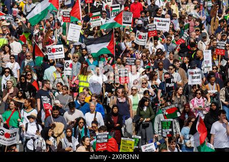 Londres, Royaume-Uni 13 avril 2024Marche nationale pour la Palestine-cessez-le-feu maintenant. Des milliers de personnes de toute l'Angleterre défilent dans le centre de Londres pour demander un cessez-le-feu immédiat. Jusqu’à présent, plus de 33 000 Palestiniens ont été tués dans le conflit suite à l’attaque du 7 novembre. Ils demandent que le gouvernement britannique cesse de fournir des armes à Israël. Crédit : Karl Black/Alamy Live News Banque D'Images