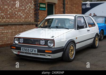 1987 VW Golf GTI 16V, exposée lors de l'Assemblée Motorsport qui s'est tenue au Bicester Heritage Centre le 31 mars 2024. Banque D'Images