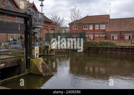 Norwich, Norfolk, Royaume-Uni – 07 avril 2024. Ancien et désaffecté moulin à eau New Mills sur la rivière Wensum Banque D'Images
