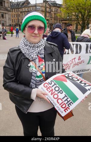 Glasgow, Royaume-Uni. 13 avril 2024. Un petit nombre de manifestants pro-palestiniens et anti-israéliens ont manifesté de George Square, Glasgow à l'extérieur de la succursale de la Barclays Bank, Argyll Street, Glasgow, encourageant les clients de la banque à boycotter l'organisation, affirmant que Barclays finançait Israël. Crédit : Findlay/Alamy Live News Banque D'Images