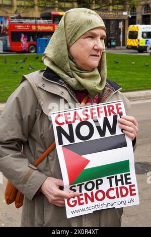 Glasgow, Royaume-Uni. 13 avril 2024. Un petit nombre de manifestants pro-palestiniens et anti-israéliens ont manifesté de George Square, Glasgow à l'extérieur de la succursale de la Barclays Bank, Argyll Street, Glasgow, encourageant les clients de la banque à boycotter l'organisation, affirmant que Barclays finançait Israël. Crédit : Findlay/Alamy Live News Banque D'Images