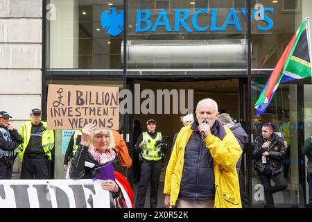 Glasgow, Royaume-Uni. 13 avril 2024. Un petit nombre de manifestants pro-palestiniens et anti-israéliens ont manifesté de George Square, Glasgow à l'extérieur de la succursale de la Barclays Bank, Argyll Street, Glasgow, encourageant les clients de la banque à boycotter l'organisation, affirmant que Barclays finançait Israël. Crédit : Findlay/Alamy Live News Banque D'Images