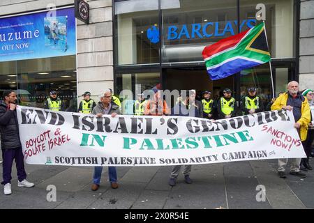 Glasgow, Royaume-Uni. 13 avril 2024. Un petit nombre de manifestants pro-palestiniens et anti-israéliens ont manifesté de George Square, Glasgow à l'extérieur de la succursale de la Barclays Bank, Argyll Street, Glasgow, encourageant les clients de la banque à boycotter l'organisation, affirmant que Barclays finançait Israël. Crédit : Findlay/Alamy Live News Banque D'Images