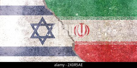 Drapeaux israéliens et iraniens sur un mur texturé fissuré, symbolique des tensions géopolitiques, 3d rendent Banque D'Images