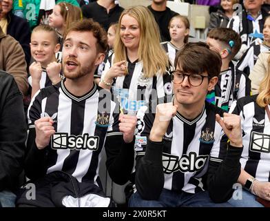 Les fans de Newcastle United David Wilson et Ryan Gregson portent des maillots haptiques révolutionnaires, lancés aujourd'hui par le sponsor du club Sela, qui permettent aux fans sourds et malentendants de ressentir l'atmosphère de la foule, tout en assistant au match de premier League entre Newcastle United et Tottenham Hotspur à St James Park. Date de la photo : samedi 13 avril 2024. Banque D'Images