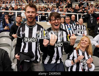 Les fans de Newcastle United David Wilson et Ryan Gregson portent des maillots haptiques révolutionnaires, lancés aujourd'hui par le sponsor du club Sela, qui permettent aux fans sourds et malentendants de ressentir l'atmosphère de la foule, tout en assistant au match de premier League entre Newcastle United et Tottenham Hotspur à St James Park. Date de la photo : samedi 13 avril 2024. Banque D'Images