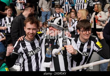 Les fans de Newcastle United David Wilson et Ryan Gregson portent des maillots haptiques révolutionnaires, lancés aujourd'hui par le sponsor du club Sela, qui permettent aux fans sourds et malentendants de ressentir l'atmosphère de la foule, tout en assistant au match de premier League entre Newcastle United et Tottenham Hotspur à St James Park. Date de la photo : samedi 13 avril 2024. Banque D'Images