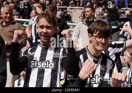 Les fans de Newcastle United David Wilson et Ryan Gregson portent des maillots haptiques révolutionnaires, lancés aujourd'hui par le sponsor du club Sela, qui permettent aux fans sourds et malentendants de ressentir l'atmosphère de la foule, tout en assistant au match de premier League entre Newcastle United et Tottenham Hotspur à St James Park. Date de la photo : samedi 13 avril 2024. Banque D'Images