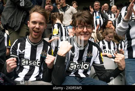 Les fans de Newcastle United David Wilson et Ryan Gregson portent des maillots haptiques révolutionnaires, lancés aujourd'hui par le sponsor du club Sela, qui permettent aux fans sourds et malentendants de ressentir l'atmosphère de la foule, tout en assistant au match de premier League entre Newcastle United et Tottenham Hotspur à St James Park. Date de la photo : samedi 13 avril 2024. Banque D'Images