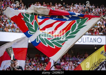 Madrid, Espagne. 13 avril 2024. Les fans de l'Atletico Madrid chorégraphient des drapeaux lors du match de football la Liga EA Sports entre l'Atletico Madrid et le Girona FC à l'Estadio Civitas Metropolitano le 13 avril 2024 à Madrid, Espagne. Crédit : Agence photo indépendante/Alamy Live News Banque D'Images