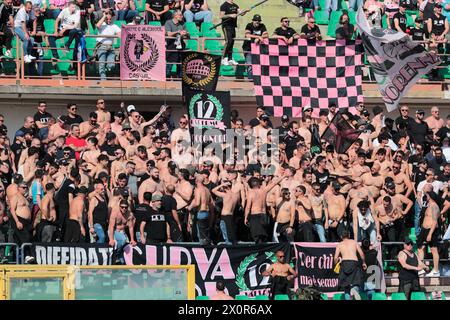 Cosenza, Italie. 13 avril 2024. Palermo F.C. supporters lors du match de football italien Serie BKT Cosenza Calcio - Palermo F.C. au San Vito - Gigi Marulla Stadium, Cosenza, Italie, 13 avril 2024 crédit : Agence photo indépendante/Alamy Live News Banque D'Images