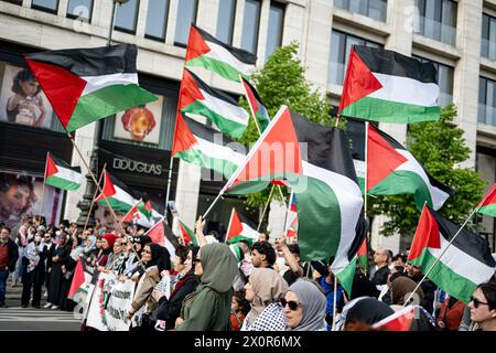 Berlin, Allemagne. 13 avril 2024. Les gens participent à une manifestation après la dissolution de la "Conférence sur la Palestine" à Berlin-Mitte. La police berlinoise a dispersé la conférence controversée, qui devait durer jusqu'à dimanche vendredi. Crédit : Fabian Sommer/dpa/Alamy Live News Banque D'Images