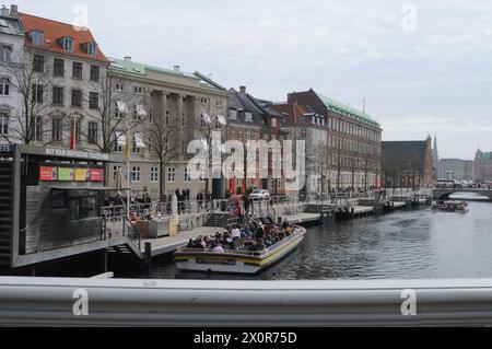 Copenhague, Danemark /13 avril 2024/.visite des canaux Copenhague croisière canard dans le canal de Copenhague ou canal dans la capitale danoise. (Photo.Francis Joseph Dean/Dean Pictures) Banque D'Images